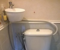 Wandaufstellung des WiCi Mini Handwaschbecken mit WC Dusche - Herr H (92) - 1 auf 2
